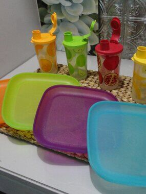 Tupperware lunch plates & fruit cups w/lids